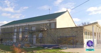 Внешняя и внутренняя сторона Визирского Дома культуры