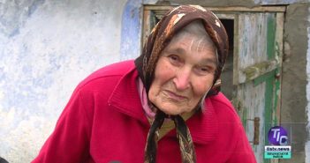 Валентина Бондарева принимает поздравления с юбилеем