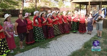 Народні колективи «Визирчанка» та «Джерело» гарно відпочили у Коблевому
