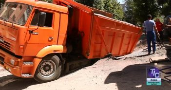 У Южному вантажівка провалилась під землю
